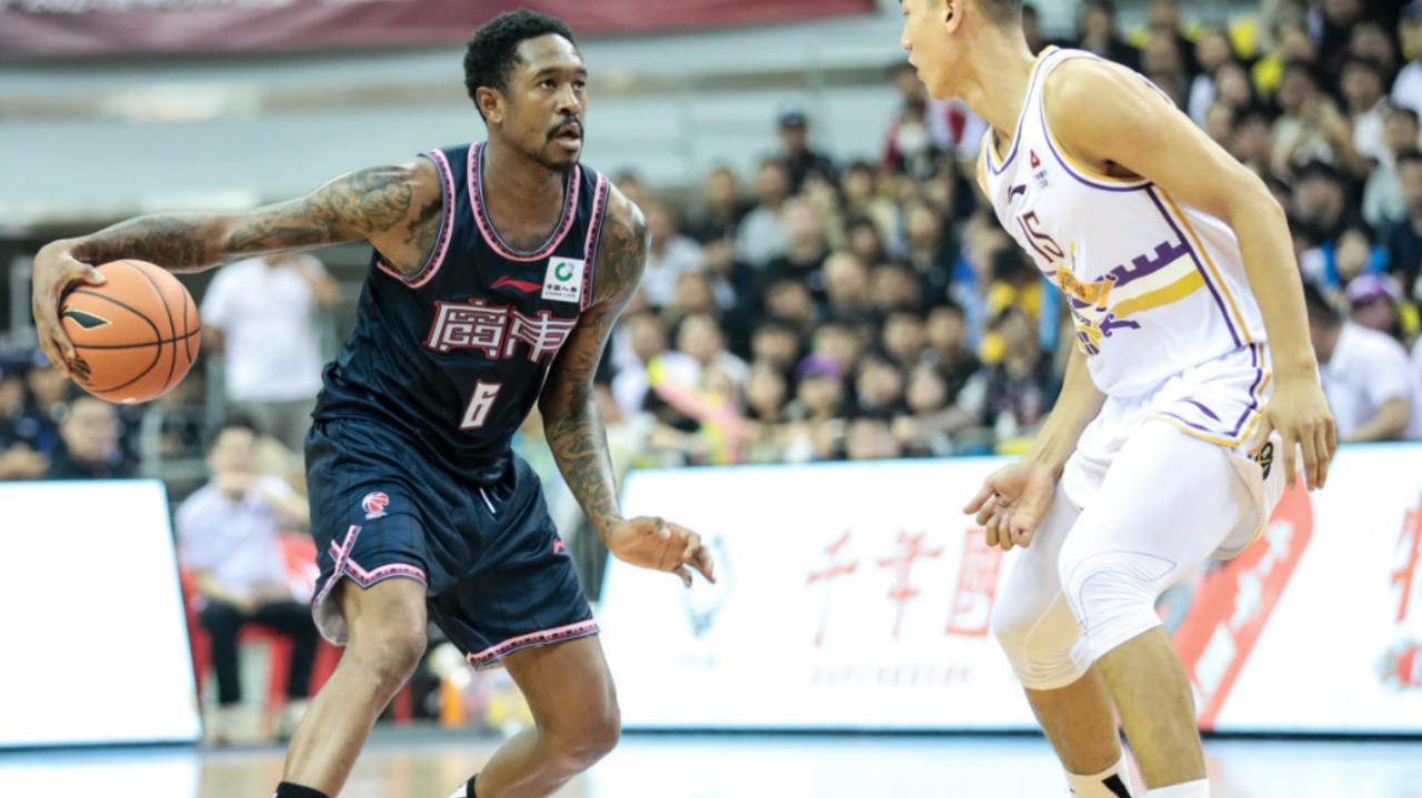 关于今晚广东宏远复出首秀：全明星赛节点到来；压力陡增；身体对抗强度拉满的信息